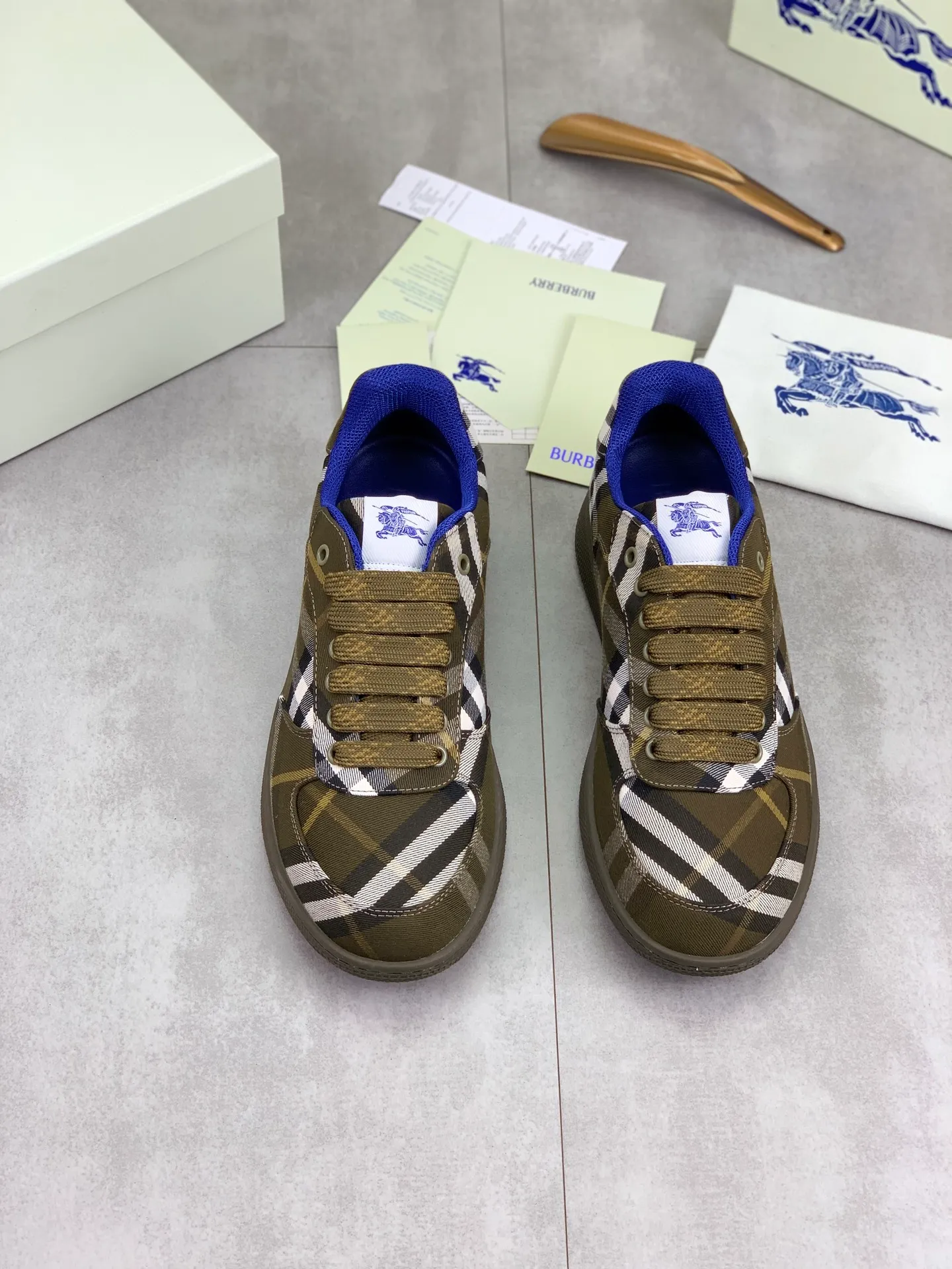 Factory price P580 [BURBERRY] Burberry - High-end quality original order - Upper: imported 🔝 original material - Inner: cowhide lining, feet; water-dyed cowhide - Outsole: ultra-light TPR rubber; two-color molded outsole - Super high quality control · Fine workmanship: highlighted (high-end, extravagance, grade) -Size: 38-46 (Male 38 46 can be customized) · Color: 5️⃣ colors available